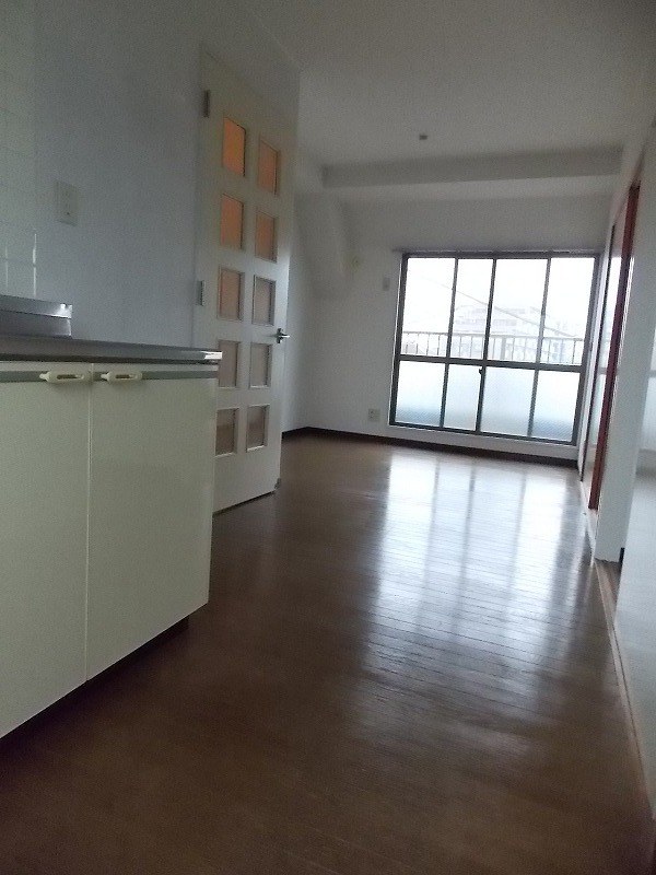 Living and room. It is spacious DK. 8.5 Pledge.