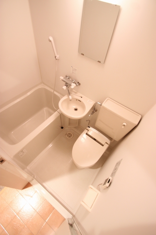 Bath. ■ Same apartment It is similar to photo