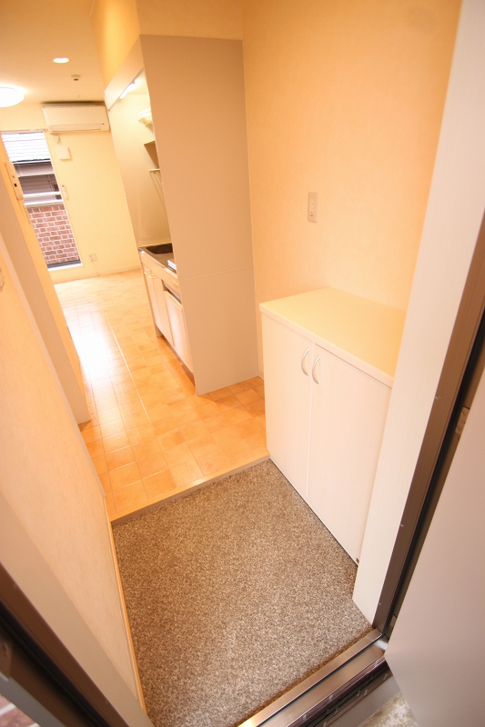 Entrance. ■ Same apartment It is similar to photo