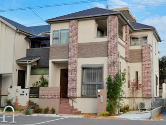 Local photos, including front road. Reference: construction cases