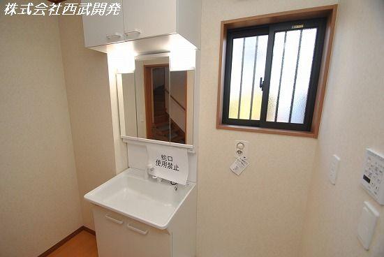 Wash basin, toilet. Indoor (12 May 2013) Shooting