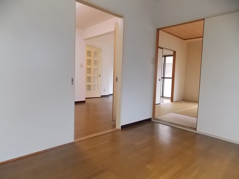 Living and room. Western-style is 6 Pledge. 