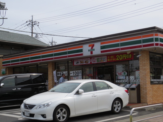 Convenience store. 700m to Seven-Eleven (convenience store)