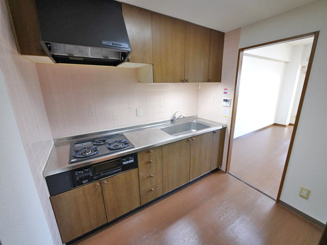 Kitchen. 3-burner stove with grill city gas!