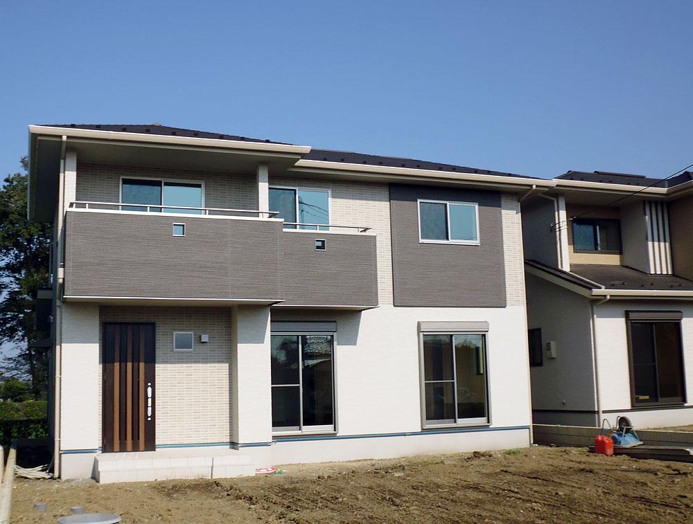 Local appearance photo. Set up a spacious balcony that is out of the 2 rooms, Per yang Zenshitsuminami facing good Building 1 / Building 2 (October 2013 shooting)