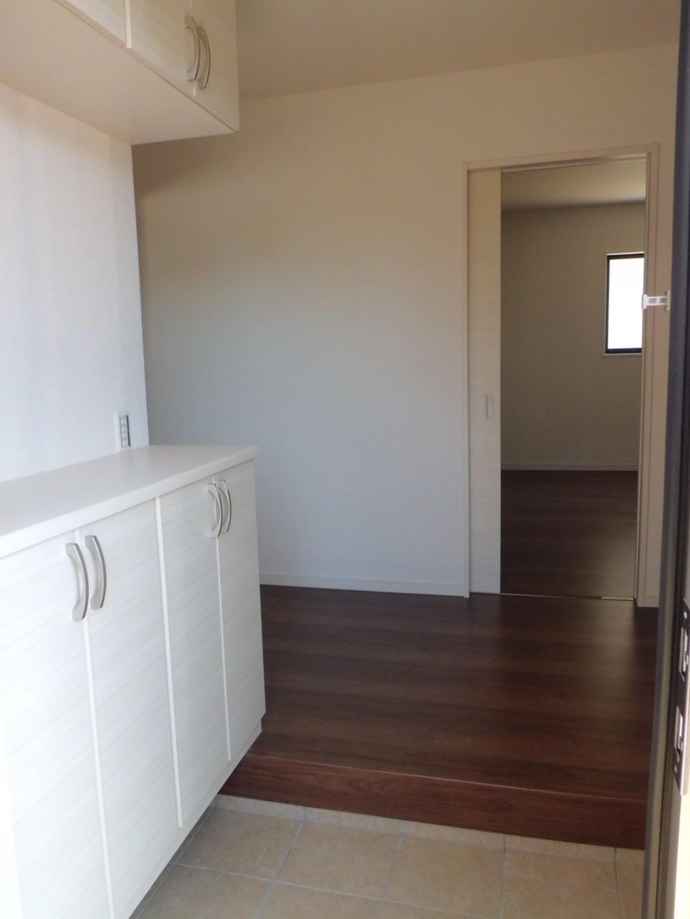 Entrance.  [Building 2] Entrance hall with a space will entertain customers (October 2013) Shooting