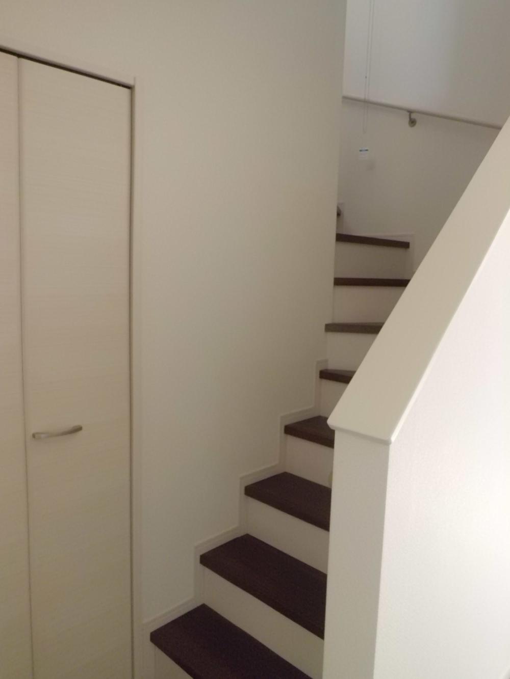 Other introspection.  [Building 2] With storage in front stairs. Cleaning tool plenty storage (October 2013) Shooting