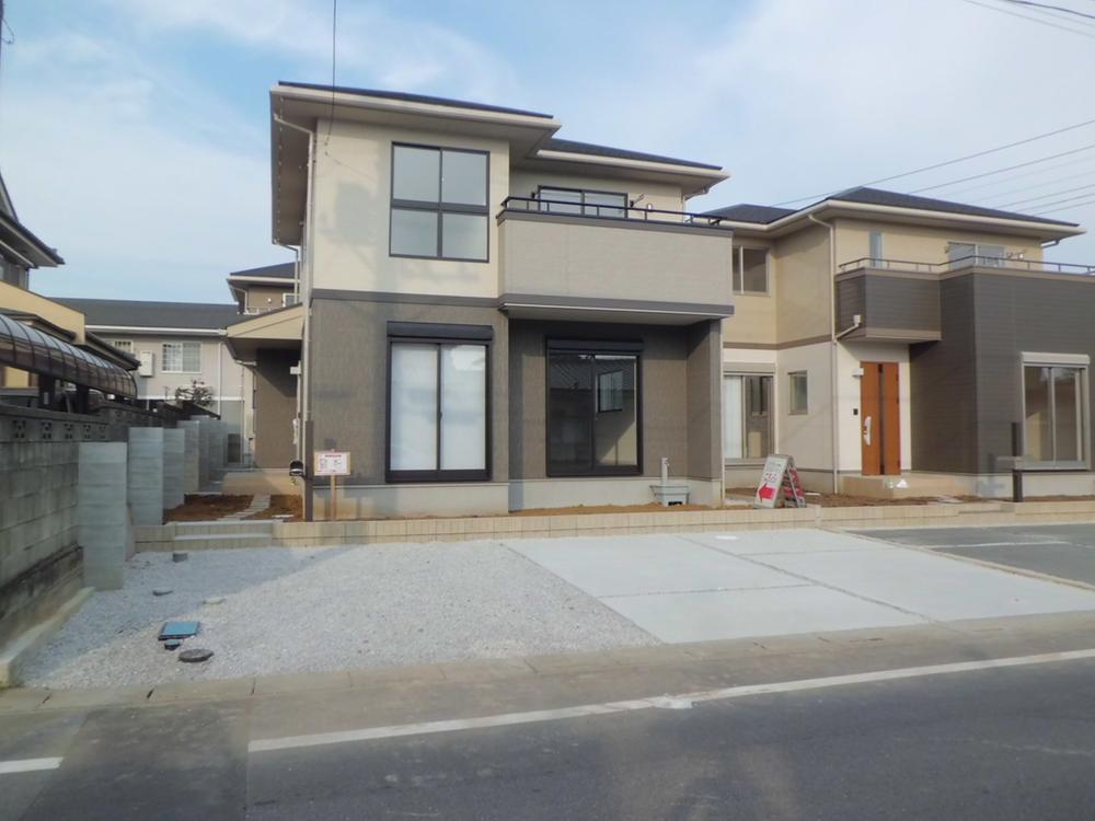 Local appearance photo.  [Building 2 appearance] Balanced, Appearance of calm colors. Design even over time timeless. (October 2013 shooting)