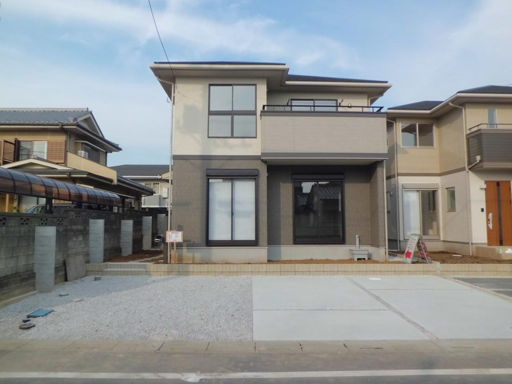  [Building 2 appearance] Yang per well per south road. Parking space is also spacious ensure. (October 2013 shooting)