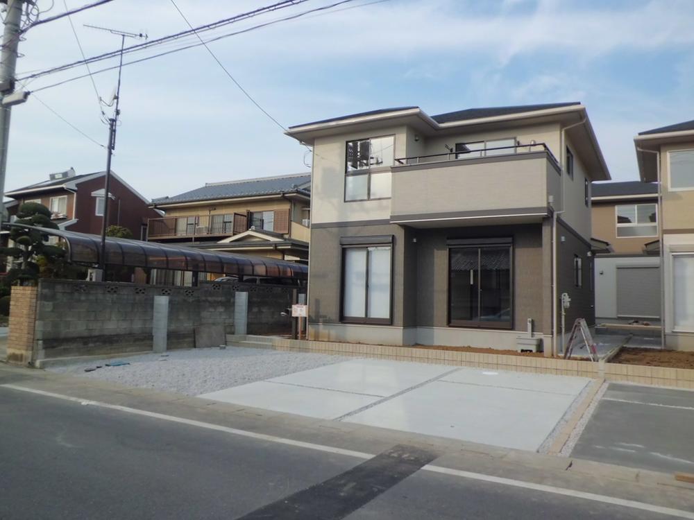 Local appearance photo.  [Building 2 appearance] Balanced, Appearance of calm colors. Design even over time timeless. (October 2013) Shooting