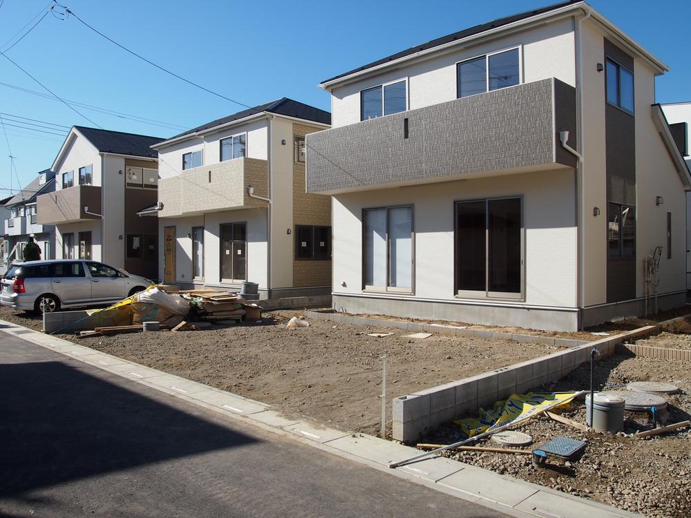 Local photos, including front road. Local is a photo. 