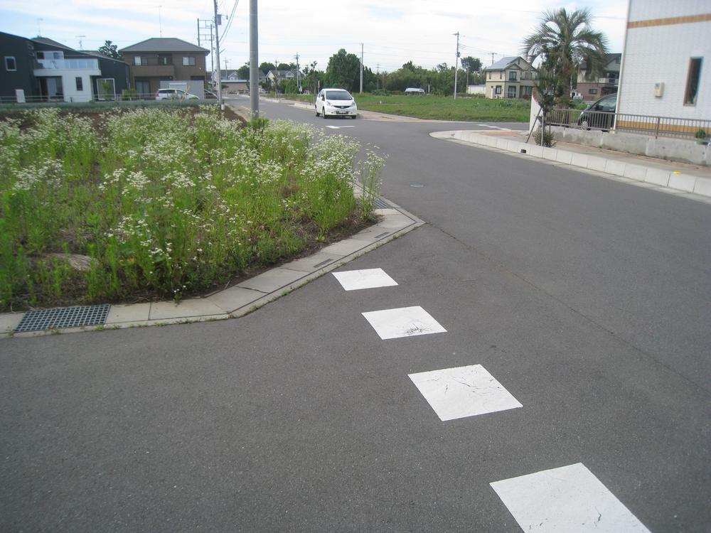 Local photos, including front road. It is the east side road. 
