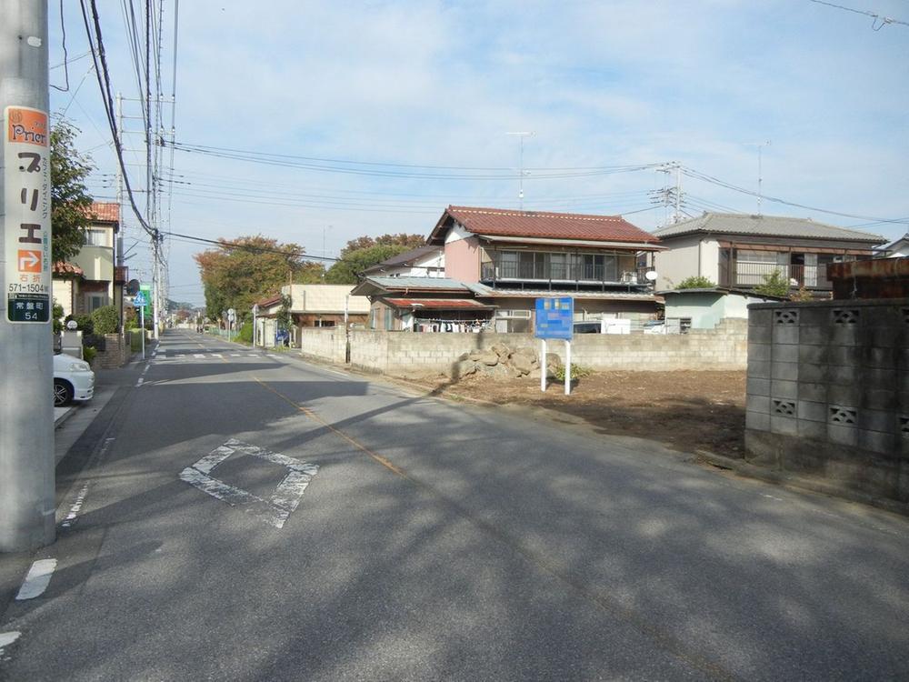 Local photos, including front road. It is a front road 8m. 