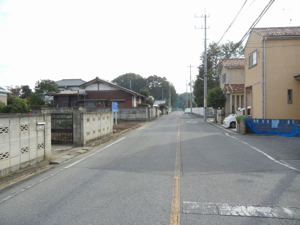 Local photos, including front road. It is a photograph from the north. 
