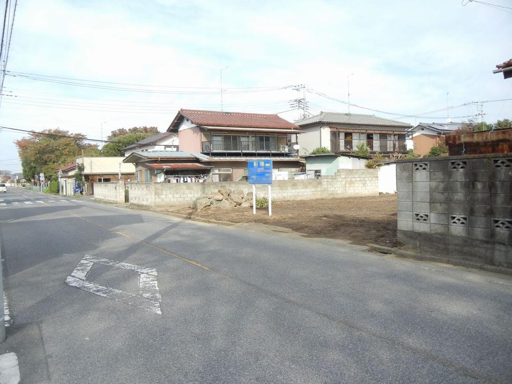 Local photos, including front road. Local is a photo. 