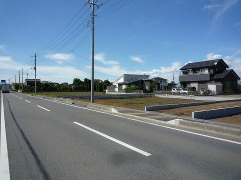 Local photos, including front road. Yang per good