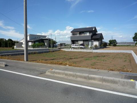 Local photos, including front road. A quiet residential area