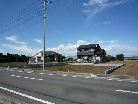 Local photos, including front road. Yang per good