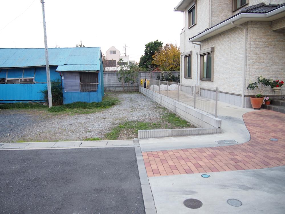 Local photos, including front road. Local is a photo. 