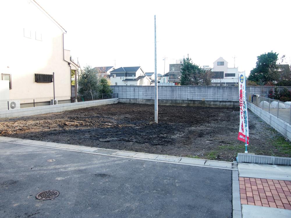 Local photos, including front road. Since it is a public road 6m parking even easier to, Because the traffic is also small, Your home is also safe with small children! 