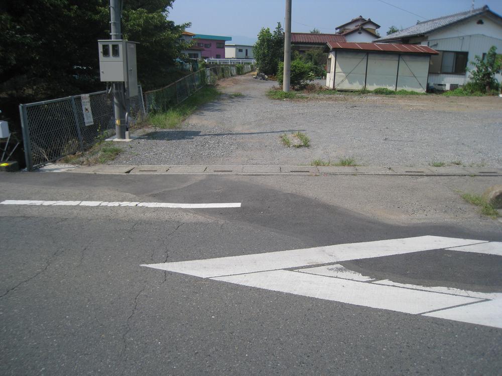 Local photos, including front road. It is south road. 