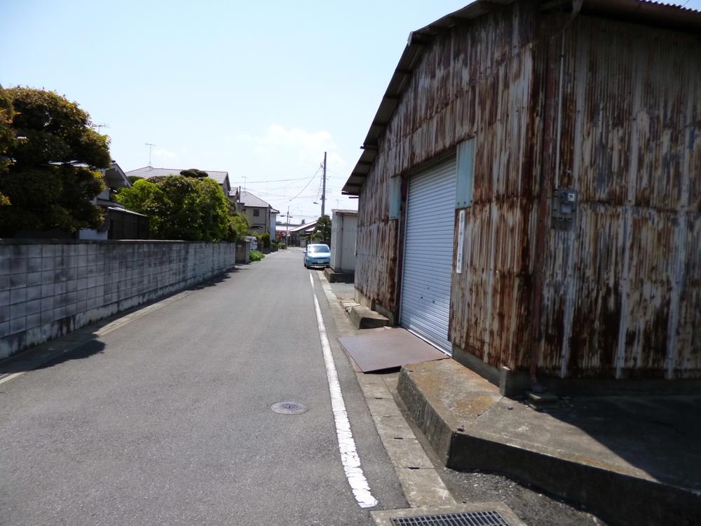 Local photos, including front road. East side road