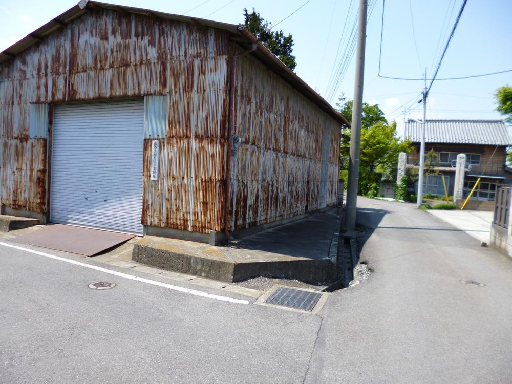 Local photos, including front road. North road