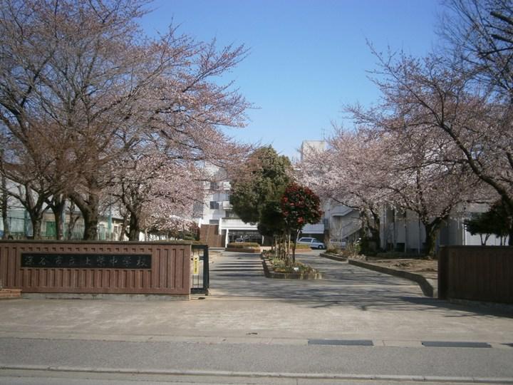 Junior high school. Fukaya Kamishiba junior high school A 10-minute walk