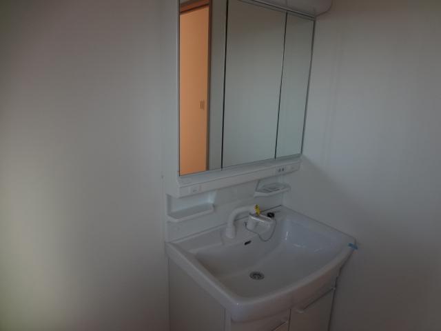 Wash basin, toilet. Interior