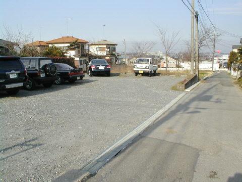 Local photos, including front road. Yang per good