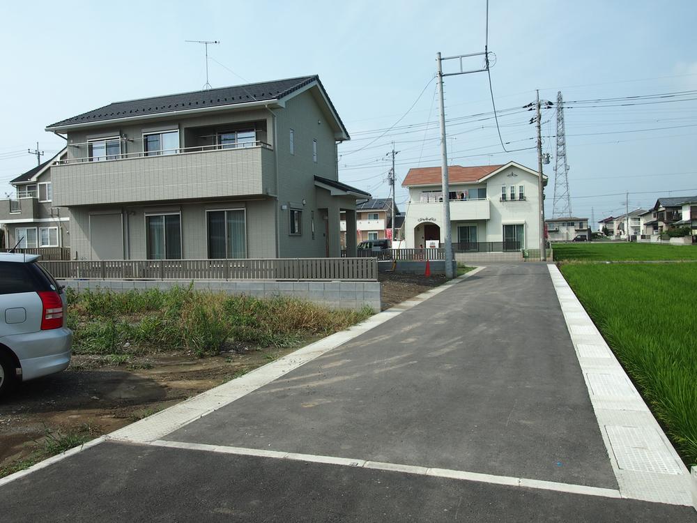 Local photos, including front road. East 4.5m is driveway. 