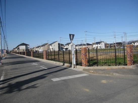 Local photos, including front road. Around the town is high beautiful fence-designed the landscape and Tokeau. Safety of your family to live in the city ・ To protect the peace of mind of living. 