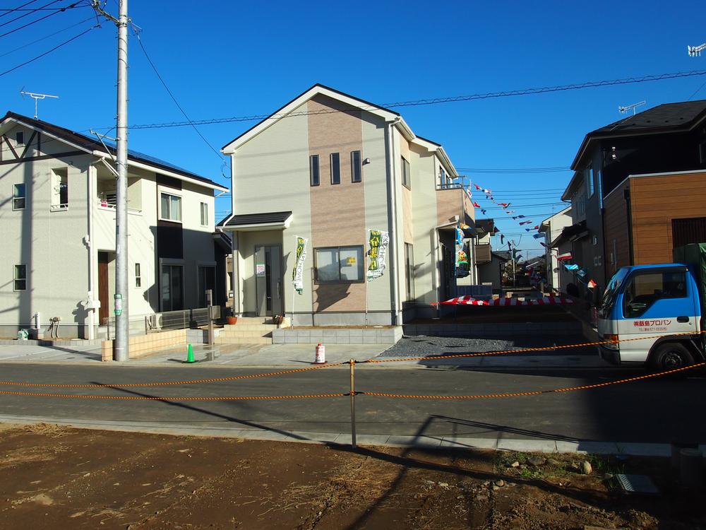 Local appearance photo. For the west road, Day is What afternoon.