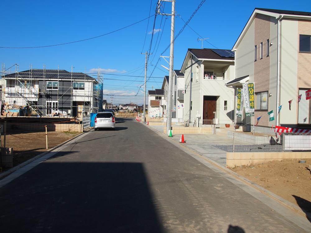 Local photos, including front road. Local is a photo. 