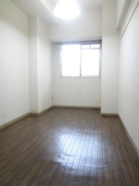 Living and room. There are TV jack