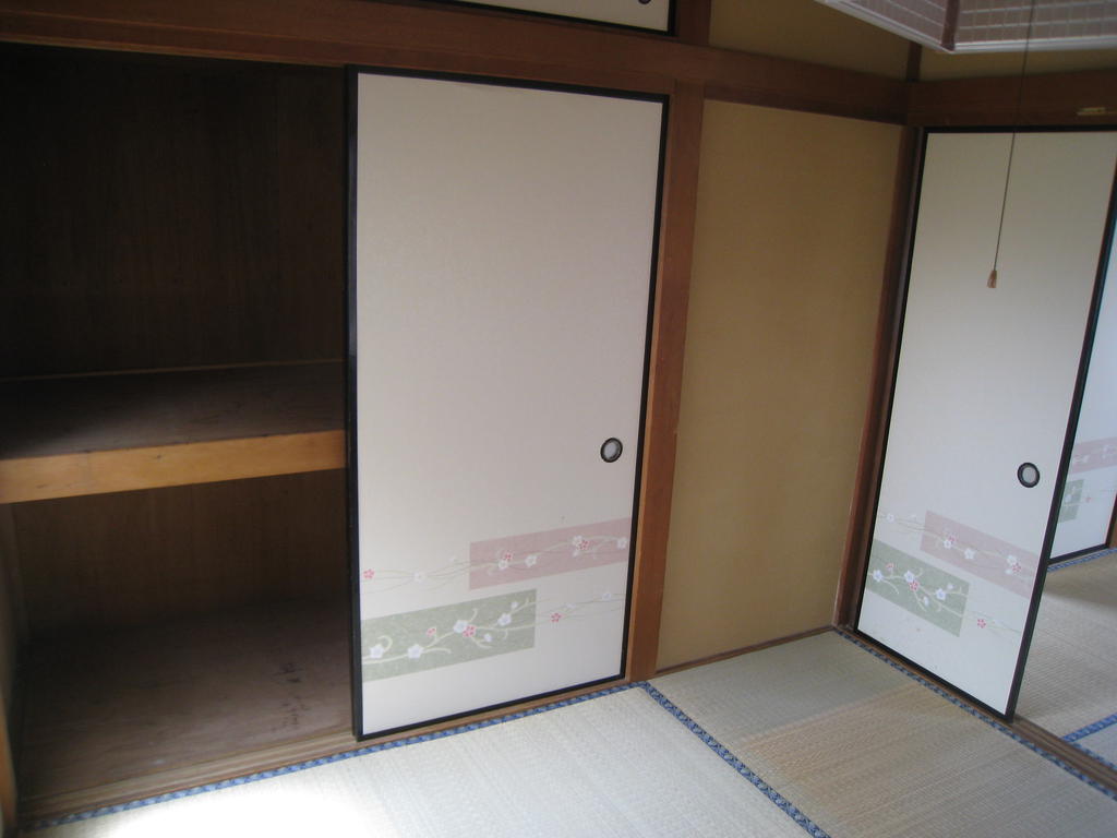 Receipt. The first floor Japanese-style room storage.