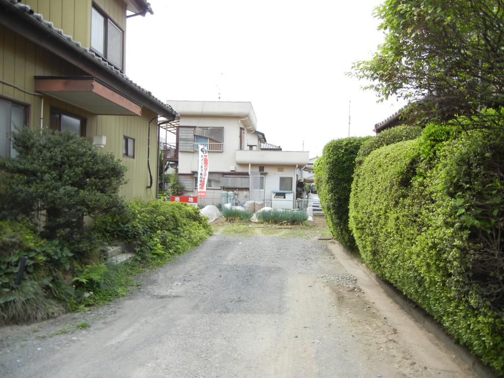 Local photos, including front road. 4.2m Driveway (with interest)