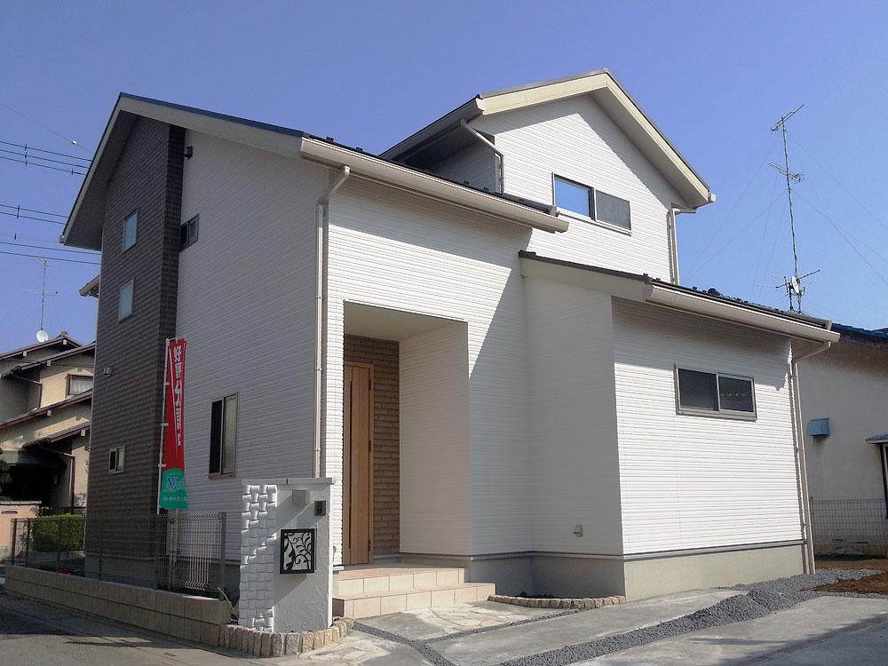 Local appearance photo. House clearing the energy-saving achievement rate of 100% or more in the Top Runner Standard (window glass all rooms pair glass, kitchen ・ Bathroom with shower water-saving type, Fluorescent lighting, Such as the use of small-diameter piping) / Local appearance (October 2013 shooting)