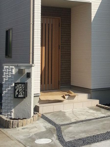 Garden. Approach of stylish with gatepost / Local (2013 October shooting)