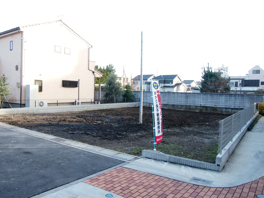 Local photos, including front road. 6m is a public road. 