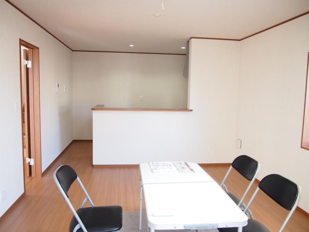 Living. It is LDK of bright face-to-face kitchen. 