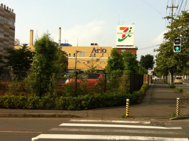 Shopping centre. There is a 400m shopping mall to Ario Fukaya, Everyday shopping is very convenient. 