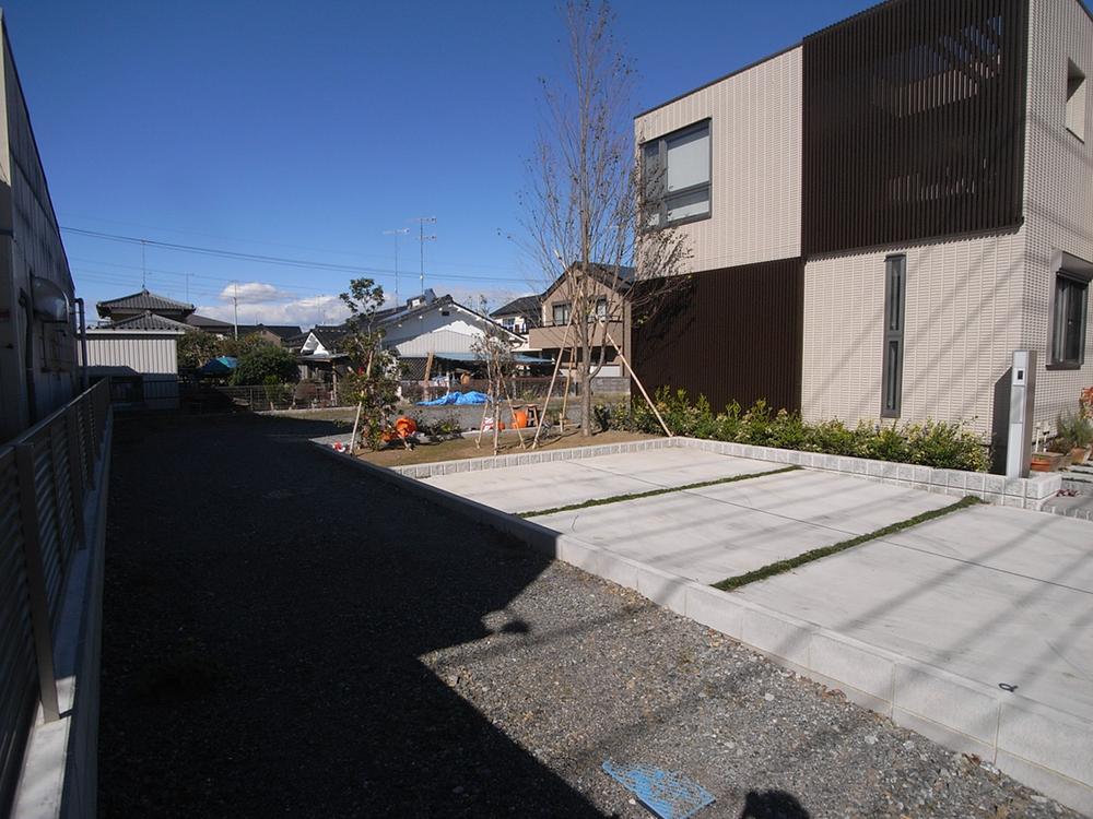 Local photos, including front road. Because of the alley type of land, Privacy is protected without visible from even playing in the garden boulevard. With local (November 2013) Shooting