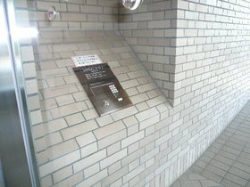 Entrance. Auto is with a lock.