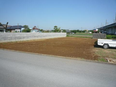 Local photos, including front road. Yang per good