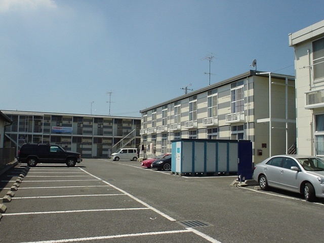 Parking lot. Parking is a monthly 4.620 yen.