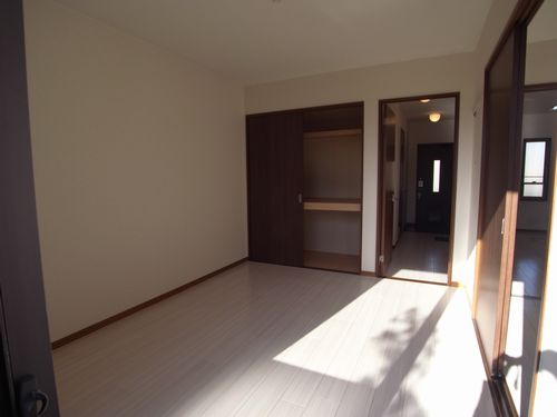 Living and room. Indoor clothes, Shutter equipped