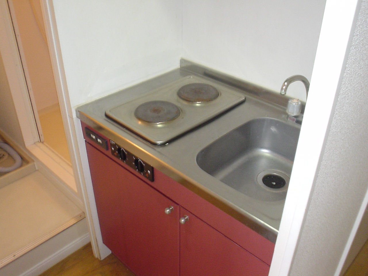 Kitchen. 2 is ringed electric stove in the kitchen.