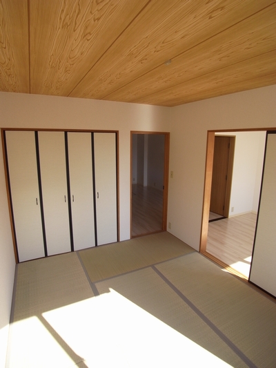 Living and room. Good per sun! With shutter