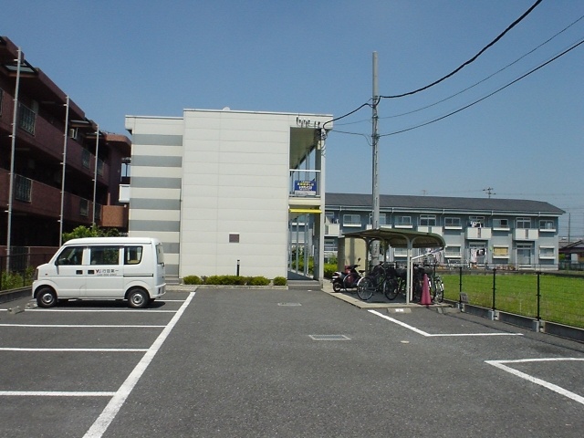Parking lot. Parking is a monthly 4.620 yen.